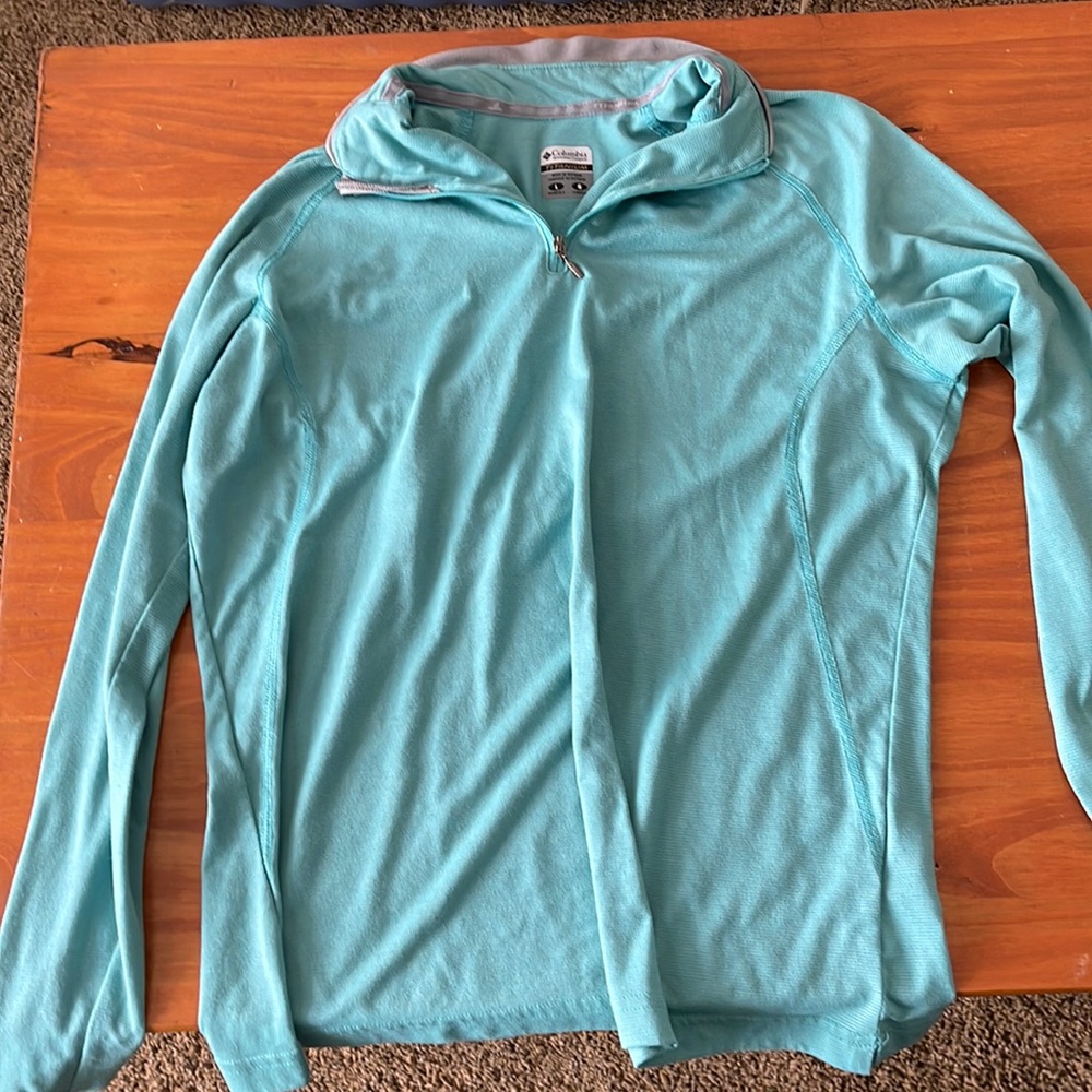 Columbia Titanium shirt. Size L. Just needs iron. Sale👍 clean. Fall!!